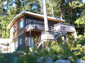  Malaspina Strait Cottage  Пауэлл Ривер